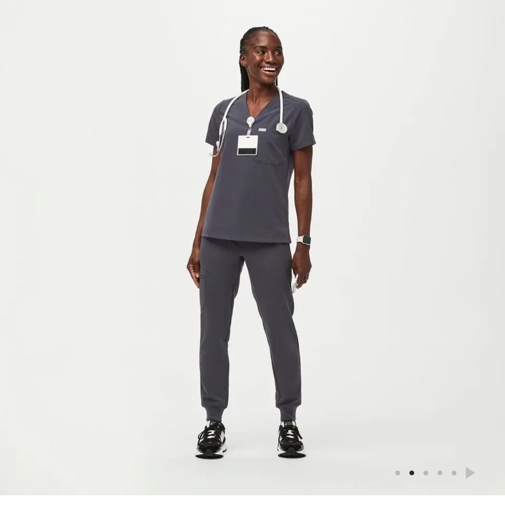 FIGS CHARCOAL SCRUB SET WITH 3-POCKET SCRUB TOP AND JOGGERS